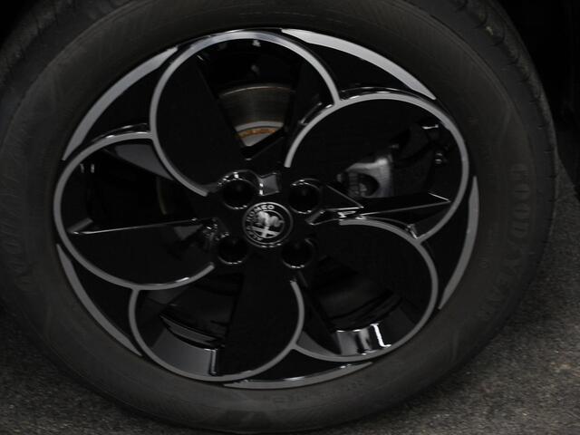 Alfa Romeo Junior Elettrica Automaat 156PK Adaptieve Cruise Control LMV 18 inch Full Led Matrix Parkeer senoren Navigatie Apple Carplay / Android auto Climate Control