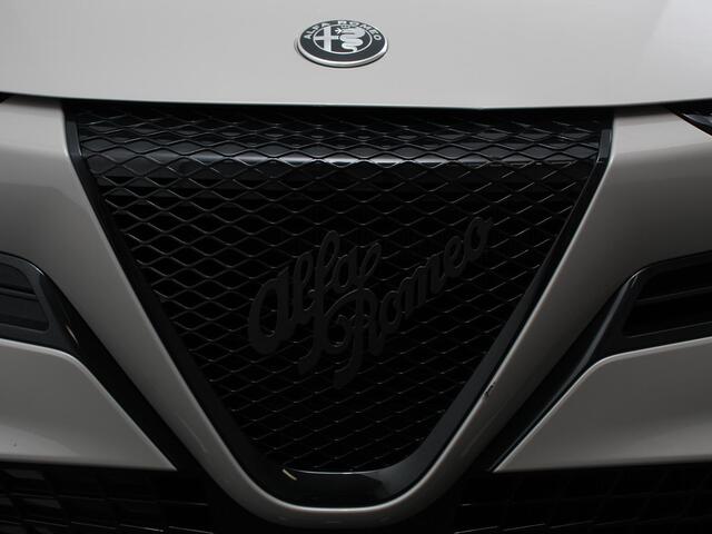 Alfa Romeo Junior Elettrica Automaat 156PK Adaptieve Cruise Control LMV 18 inch Full Led Matrix Parkeer senoren Navigatie Apple Carplay / Android auto Climate Control