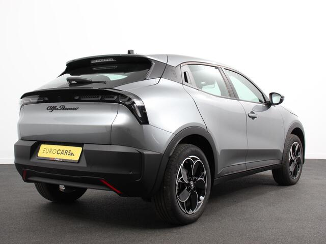 Alfa Romeo Junior Elettrica Automaat 156PK Adaptieve Cruise Control LMV 18 inch Full Led Matrix Parkeer sensoren Navigatie Apple Carplay / Android auto Climate Control