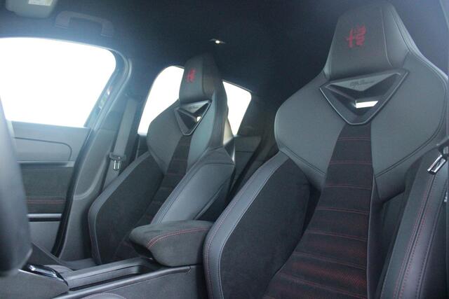 Alfa Romeo Junior Elettrica VELOCE 280PK 54 kWh | SPORT PACK (SABELT SPORTSTOELEN ELEKTRISCH BEDIENBAAR OP DE BESTUURDERSSTOEL/STOEL VERWARMING/ALUMINIUM INSTAPLIJSTEN EN PEDALEN/PERFROMANCE STUURWIEL MET ALCANTARA/PERFORMANCE BODYKIT "PROGRESSO"/AMBIENT LIGHT/GETINTE ACHE