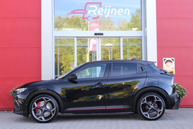 Alfa Romeo Junior Elettrica VELOCE 280PK 54 kWh | SPORT PACK (SABELT SPORTSTOELEN ELEKTRISCH BEDIENBAAR OP DE BESTUURDERSSTOEL/STOEL VERWARMING/ALUMINIUM INSTAPLIJSTEN EN PEDALEN/PERFROMANCE STUURWIEL MET ALCANTARA/PERFORMANCE BODYKIT "PROGRESSO"/AMBIENT LIGHT/GETINTE ACHE