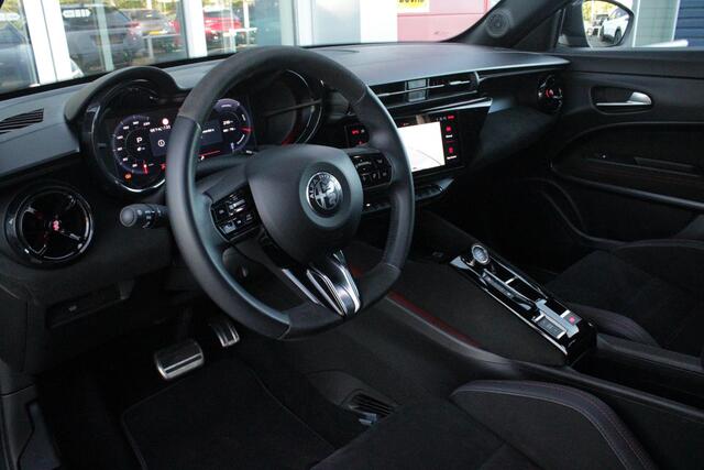 Alfa Romeo Junior Elettrica VELOCE 280PK 54 kWh | SPORT PACK (SABELT SPORTSTOELEN ELEKTRISCH BEDIENBAAR OP DE BESTUURDERSSTOEL/STOEL VERWARMING/ALUMINIUM INSTAPLIJSTEN EN PEDALEN/PERFROMANCE STUURWIEL MET ALCANTARA/PERFORMANCE BODYKIT "PROGRESSO"/AMBIENT LIGHT/GETINTE ACHE