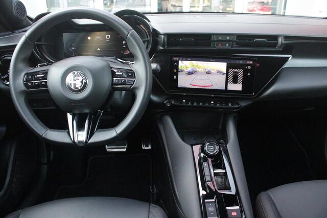 Alfa Romeo Junior 1.2 Turbo 145PK Hybrid IBRIDA SPECIALE | TECHNO PACK: LEX MATRIX KOPLAMPEN/AUTOMATISCH DIMMENDE BINNENSPIEGEL/DRAADLOZE TELEFOONLADER/DODEHOEK DETECTIE/ELEKTRISCH BEDIENBARE ACHTERKLEP/KEYLESS ENTRY EN START/ADAPTIVE CRUISE CONTROL/ACHTERUITRIJ CAMERA | V