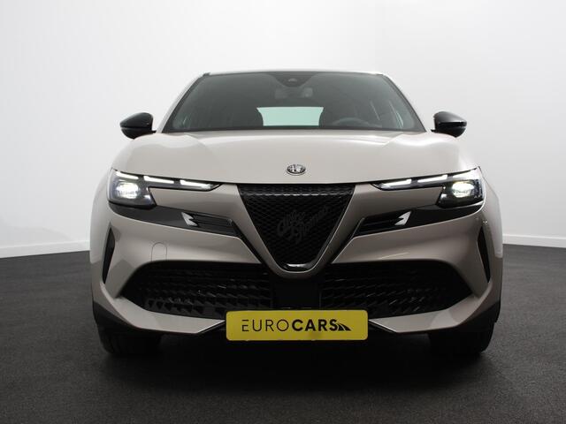 Alfa Romeo Junior Elettrica Automaat 156PK Adaptieve Cruise Control LMV 18 inch Full Led Matrix Parkeer sensoren Navigatie Apple Carplay / Android auto Climate Control