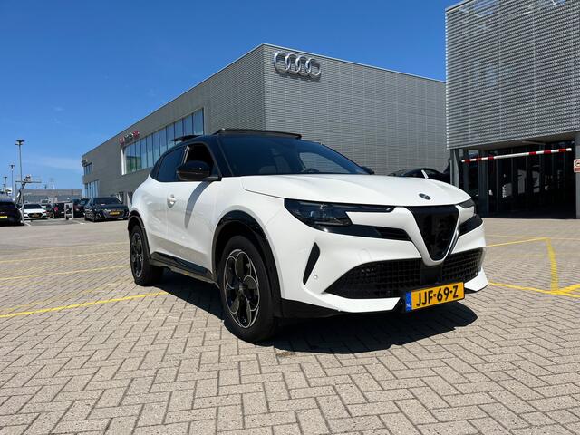 Alfa Romeo Junior 1.2 Turbo Hybrid Ibrida Speciale | Techno Pack | Panoramisch schuif/kanteldak | 18 inch | Verwarmde voorruit