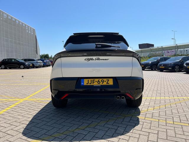 Alfa Romeo Junior 1.2 Turbo Hybrid Ibrida Speciale | Techno Pack | Panoramisch schuif/kanteldak | 18 inch | Verwarmde voorruit