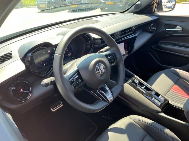 Alfa Romeo Junior 1.2 Turbo Hybrid Ibrida Speciale | Techno Pack | Panoramisch schuif/kanteldak | 18 inch | Verwarmde voorruit
