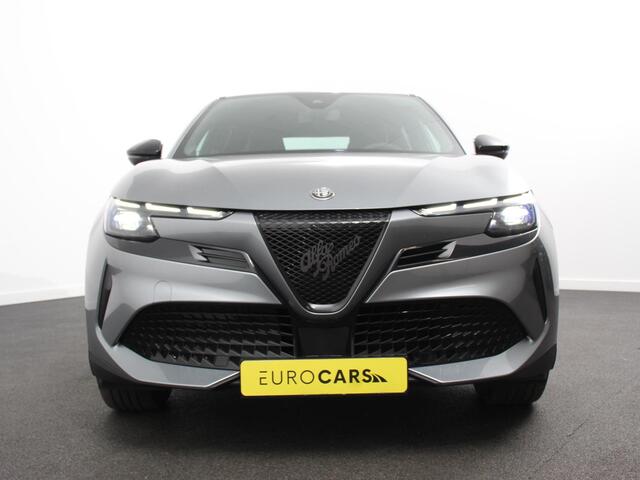 Alfa Romeo Junior Elettrica Automaat 156PK DEMO! Adaptieve Cruise Control LMV 18 inch Full Led Matrix Parkeer sensoren Navigatie Apple Carplay / Android auto Climate Control