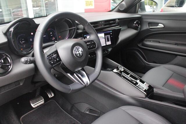 Alfa Romeo Junior 1.2 145PK AUTOMAAT Hybrid IBRIDA SPECIALE | PANORAMA SCHUIF/KANTEL DAK | AFNEEMBARE TREKHAAK | TECHNO PACK: LED MATRIX KOPLAMPEN/AUTOMATISCH DIMMENDE BINNENSPIEGEL/DRAADLOZE TELEFOONLADER/ELEKTRISCH VERSTELBARE EN VERWARMBARE ZIJSPIEGELS MET DODEHOEK DETE