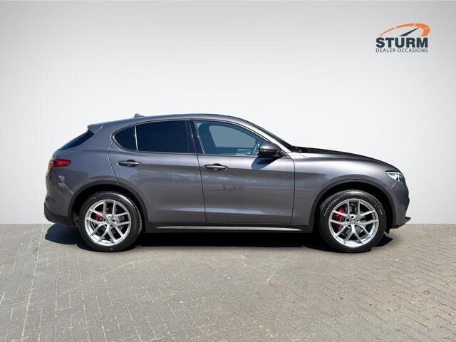 Alfa Romeo Stelvio 2.0 T AWD Super Veloce Interieur | Trekhaak Afneembaar | Stuur- + Stoelverwarming | Geheugenstoel | Navigatie Full-Map | Dodehoek Detectie | Rijklaarprijs!