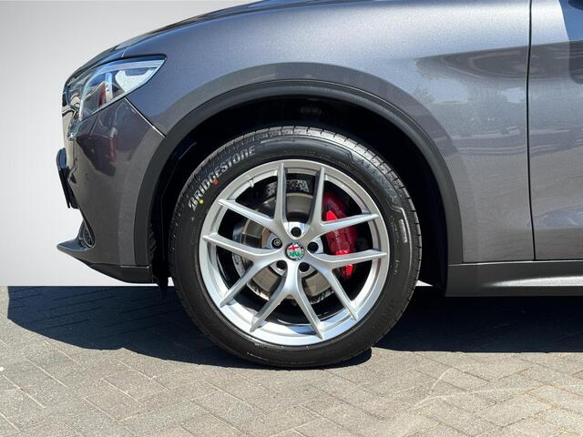 Alfa Romeo Stelvio 2.0 T AWD Super Veloce Interieur | Trekhaak Afneembaar | Stuur- + Stoelverwarming | Geheugenstoel | Navigatie Full-Map | Dodehoek Detectie | Rijklaarprijs!