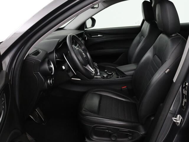 Alfa Romeo Stelvio 2.0 T Q4 Super | Camera | Sportstoelen | Xenon | Navigatie | Elektrische achterklep | Cruise control