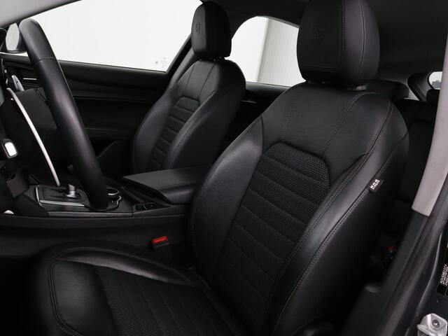 Alfa Romeo Stelvio 2.0 T Q4 Super | Camera | Sportstoelen | Xenon | Navigatie | Elektrische achterklep | Cruise control
