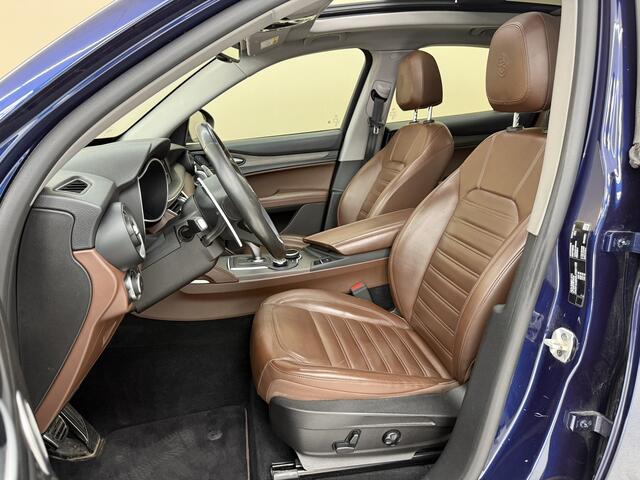 Alfa Romeo Stelvio 2.0 T AWD Super, 280Pk, 2017, 2de eigenaar, Volledig leder, Panoramadak, Harman kardon, BTW auto, Stoel+stuur verwarming, Memory stoelen, trekhaak, Cruise control, Climate control, Achteruitrijcamera,