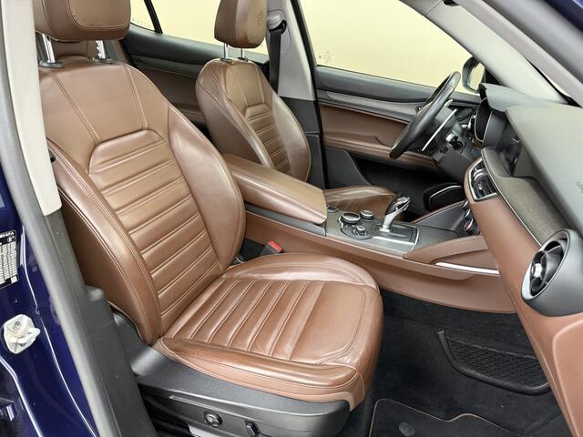 Alfa Romeo Stelvio 2.0 T AWD Super, 280Pk, 2017, 2de eigenaar, Volledig leder, Panoramadak, Harman kardon, BTW auto, Stoel+stuur verwarming, Memory stoelen, trekhaak, Cruise control, Climate control, Achteruitrijcamera,