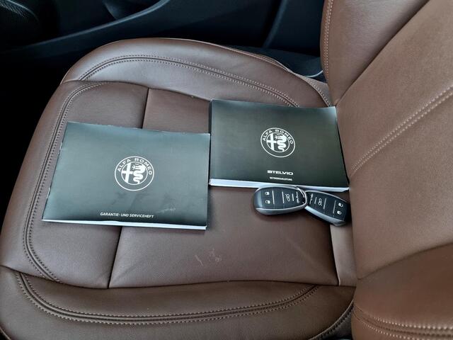 Alfa Romeo Stelvio 2.0 T AWD Super Q4 Automaat / Lederen Bekleding / Cruise Control Adaptief / Elektr. Achterklep / Elektr. Stoelen / Navigatie / Camera / Lichtmetalen Winterset Meerprijs ¤499,-