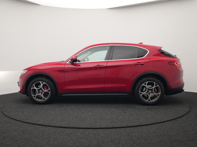 Alfa Romeo Stelvio 2.0 T AWD Super Q4 200pk Dealer O.H | Trekhaak Afn. | Lederen Sportstoelen Memory | Camera | 19"L.M | BLIS | bi Xenon | Stuurverwarming | El. Achterklep |