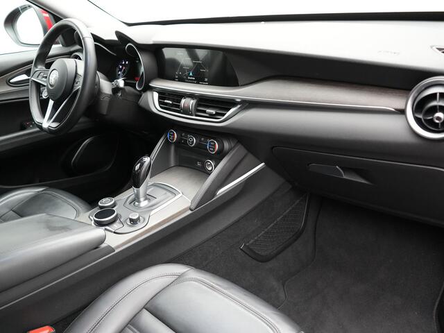 Alfa Romeo Stelvio 2.0 T AWD Super Q4 200pk Dealer O.H | Trekhaak Afn. | Lederen Sportstoelen Memory | Camera | 19"L.M | BLIS | bi Xenon | Stuurverwarming | El. Achterklep |