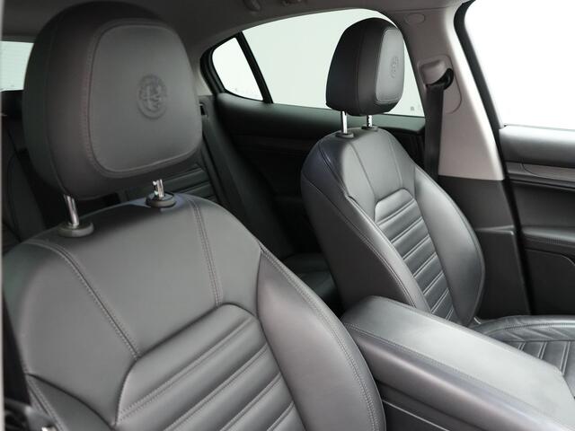 Alfa Romeo Stelvio 2.0 T AWD Super Q4 200pk Dealer O.H | Trekhaak Afn. | Lederen Sportstoelen Memory | Camera | 19"L.M | BLIS | bi Xenon | Stuurverwarming | El. Achterklep |