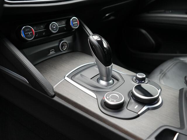 Alfa Romeo Stelvio 2.0 T AWD Super Q4 200pk Dealer O.H | Trekhaak Afn. | Lederen Sportstoelen Memory | Camera | 19"L.M | BLIS | bi Xenon | Stuurverwarming | El. Achterklep |