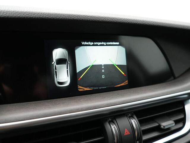 Alfa Romeo Stelvio 2.0 T AWD Super Q4 200pk Dealer O.H | Trekhaak Afn. | Lederen Sportstoelen Memory | Camera | 19"L.M | BLIS | bi Xenon | Stuurverwarming | El. Achterklep |