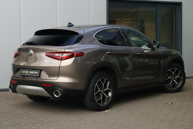 Alfa Romeo Stelvio 2.0 T AWD Super / Pano / Camera