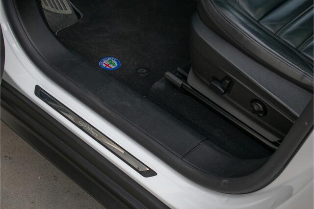 Alfa Romeo Stelvio 2.0 T AWD First Edition Pano-20"-Trekhaak-Keyless-Camera-Leer