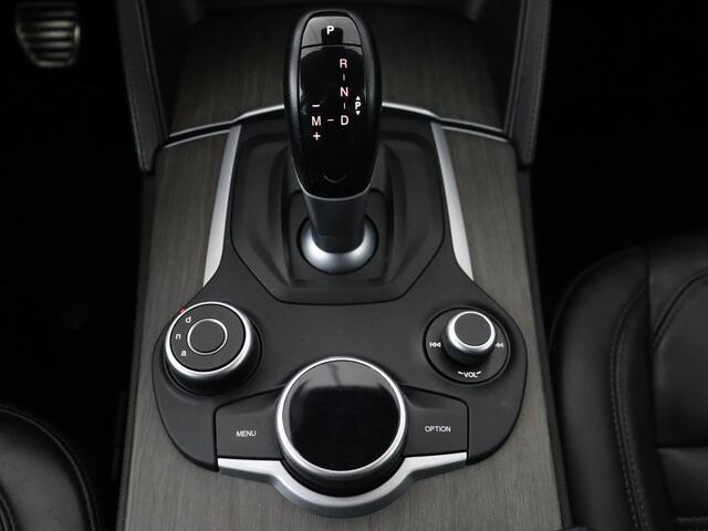 Alfa Romeo Stelvio 2.0 T AWD Super | Leder | Stoel & stuurverwarming | Camera | Xenon | Navigatie | Memory | DAB | Cruise control