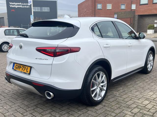 Alfa Romeo Stelvio 2.0 T 280 Pk AWD First Edition Xenon Navigatie Camera Elek Stoelen Leder Stoel + Stuurverwarming 19 inch Velgen DAB