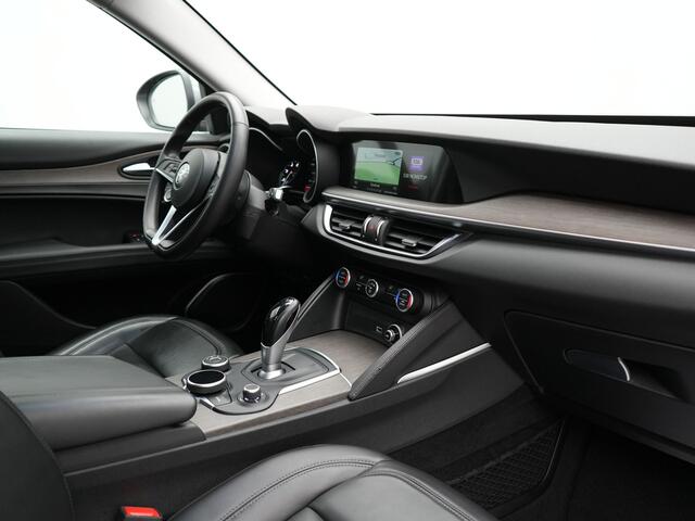 Alfa Romeo Stelvio 2.0 T AWD Super Q4 200pk Automaat Dealer O.H. | Adaptive Cruise | Camera | Lederen Sportstoelen Memory & Verwarmd | Keyless | Blis | BI Xenon | Lane Assist | El. Achterklep | Navigatie | DAB |