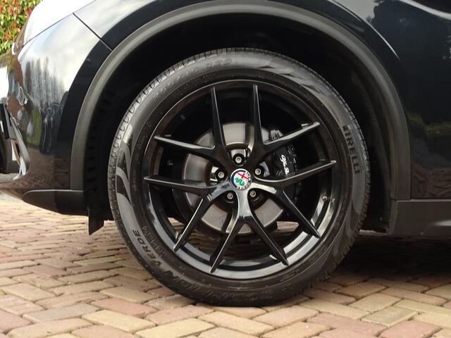 Alfa Romeo Stelvio 2.0 T AWD 280PK | Raggazzon | Zeer Netjes! | Leer | All-Black | Ti-Difusser.