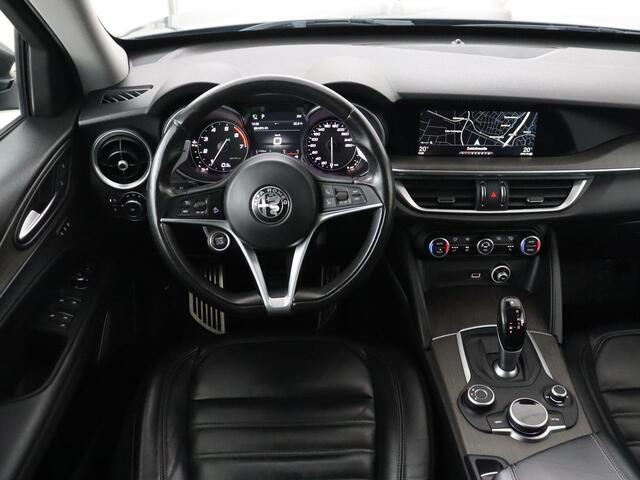 Alfa Romeo Stelvio 2.0 T AWD First Edition | Trekhaak | Leder | Stoel & stuurverwarming | Camera | Bi-Xenon | Navigatie | Climate control | Keyless | Cruise control | Bluetooth | Getint glas