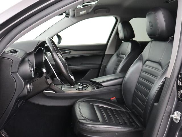 Alfa Romeo Stelvio 2.0 T AWD First Edition | Trekhaak | Leder | Stoel & stuurverwarming | Camera | Bi-Xenon | Navigatie | Climate control | Keyless | Cruise control | Bluetooth | Getint glas