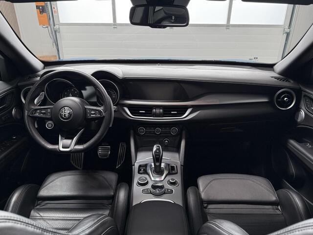 Alfa Romeo Stelvio 2.0 T AWD Veloce 280 PK - FACELIFT - PANORAMADAK - HARMAN KARDON - STOEL + STUURVERWARMING - ADAPTIEVE CRUISECONTROL