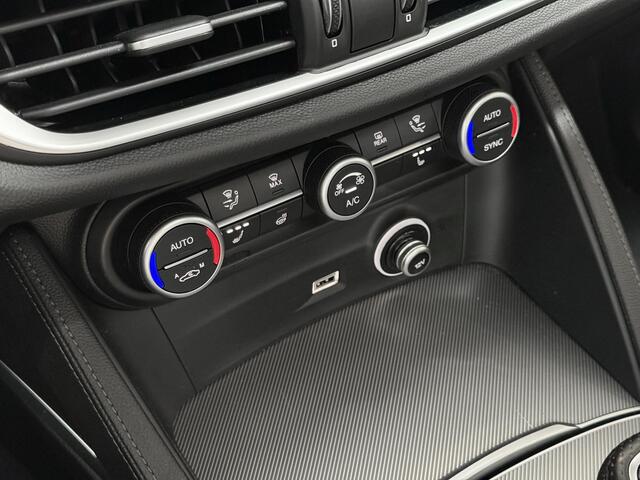 Alfa Romeo Stelvio 2.0 T AWD Veloce 280 PK - FACELIFT - PANORAMADAK - HARMAN KARDON - STOEL + STUURVERWARMING - ADAPTIEVE CRUISECONTROL