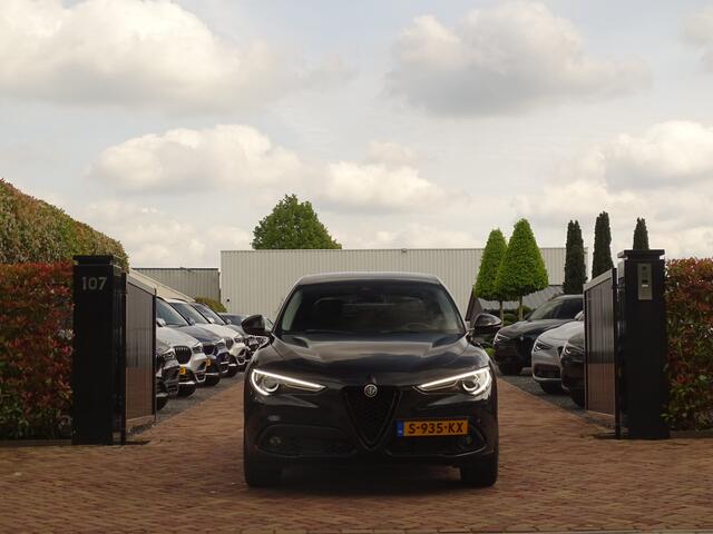 Alfa Romeo Stelvio 2.0 T AWD 280PK | Raggazzon | Zeer Netjes! | Leer | All-Black | Ti-Difusser.