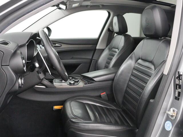 Alfa Romeo Stelvio 2.0 T AWD First Edition | Panoramadak | Adaptive cruise | Leder | Stoel & stuurverwarming | Bi-Xenon | Camera | 20'' | Navigatie | Trekhaak | Side Assist | Keyless | Climate control | Origineel NL