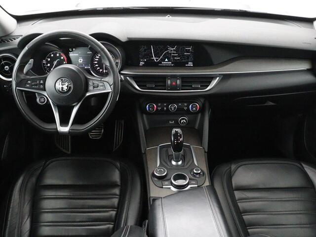 Alfa Romeo Stelvio 2.0 T AWD First Edition | Panoramadak | Adaptive cruise | Leder | Stoel & stuurverwarming | Bi-Xenon | Camera | 20'' | Navigatie | Trekhaak | Side Assist | Keyless | Climate control | Origineel NL