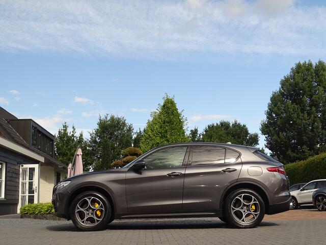 Alfa Romeo Stelvio 2.0 T AWD Velocest. | Carplay!! | Flippers | Uniek-netjes! | Donkere hemelbekl.