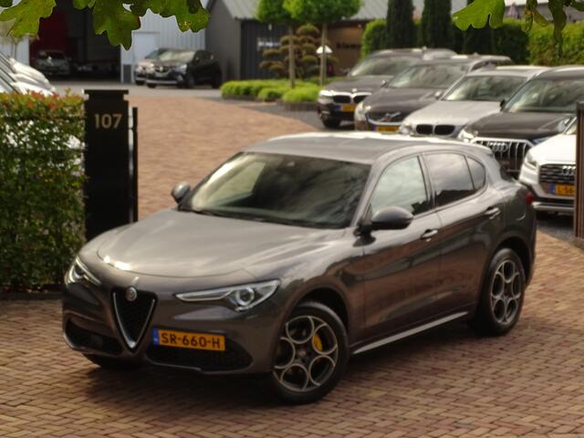 Alfa Romeo Stelvio 2.0 T AWD Velocest. | Carplay!! | Flippers | Uniek-netjes! | Donkere hemelbekl.