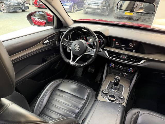 Alfa Romeo Stelvio 2.0 T AWD Super, 280Pk, 2017, 2de eigenaar, Harman Karton, Volledig leder, Stoel + stuurverwarming, Parkeersensoren, 20" velgen, Climate control,