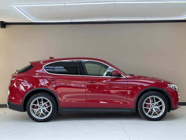 Alfa Romeo Stelvio 2.0 T AWD Super, 280Pk, 2017, 2de eigenaar, Harman Karton, Volledig leder, Stoel + stuurverwarming, Parkeersensoren, 20" velgen, Climate control,