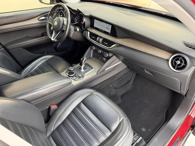 Alfa Romeo Stelvio 2.0 T AWD Super, 280Pk, 2017, 2de eigenaar, Harman Karton, Volledig leder, Stoel + stuurverwarming, Parkeersensoren, 20" velgen, Climate control,