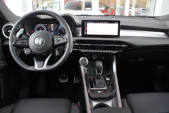 Alfa Romeo Tonale 1.5T 160PK Hybrid VELOCE | PANORAMISCH SCHUIF/KANTEL DAK | PREMIUM PACK: LEDEREN BEKLEDING/GEVENTILEERDE VOORSTOELEN/4-VOUDIG ELEKTRISCH VERSTELBARE LENDESTEUN VOORSTOELEN/HOOGGLANS ZWARTE RAAMOMLIJSTING/AMBIENT LIGHTING | TECHNOLOGY PACK: PARKEERWAARSCHU