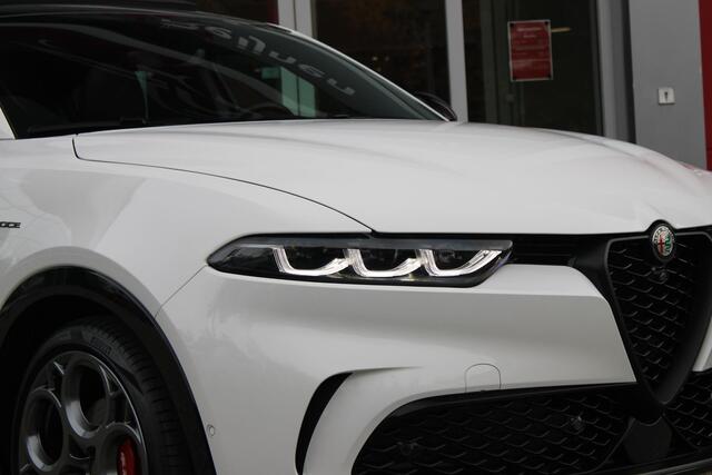 Alfa Romeo Tonale 1.5T 160PK Hybrid VELOCE | PANORAMISCH SCHUIF/KANTEL DAK | PREMIUM PACK: LEDEREN BEKLEDING/GEVENTILEERDE VOORSTOELEN/4-VOUDIG ELEKTRISCH VERSTELBARE LENDESTEUN VOORSTOELEN/HOOGGLANS ZWARTE RAAMOMLIJSTING/AMBIENT LIGHTING | TECHNOLOGY PACK: PARKEERWAARSCHU