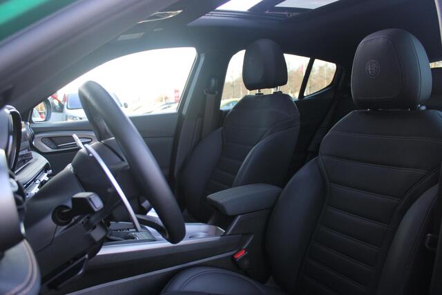 Alfa Romeo Tonale PHEV 280PK VELOCE | PANORAMISCH SCHUIF / KANTELDAK | LEDEREN BEKLEDING | VOORSTOELEN / STUUR VERWARMD | VOORSTOELEN GEVENTILEERD | VOORSTOELEN ELEKTRISCH VERSTELBAAR | DRAADLOOS APPLE CARPLAY / ANDROID AUTO | 360° CAMERA | AUTOMATISCH DIMMENDE BUITENSPIEG