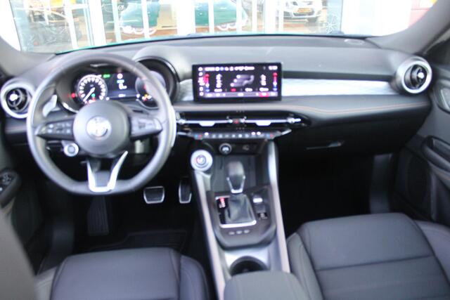 Alfa Romeo Tonale PHEV 280PK VELOCE | PANORAMISCH SCHUIF / KANTELDAK | LEDEREN BEKLEDING | VOORSTOELEN / STUUR VERWARMD | VOORSTOELEN GEVENTILEERD | VOORSTOELEN ELEKTRISCH VERSTELBAAR | DRAADLOOS APPLE CARPLAY / ANDROID AUTO | 360° CAMERA | AUTOMATISCH DIMMENDE BUITENSPIEG