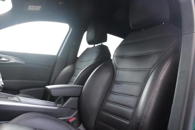 Alfa Romeo Tonale 1.5T Hybrid 160PK VELOCE | AFNEEMBARE TREKHAAK | PREMIUM PACK: LEDEREN BEKLEDING/GEVENTILEERDE VOORSTOELEN/4-VOUDIG ELEKTRISCH VERSTELBARE LENDESTEUN VOORSTOELEN/ELEKTRISCH BEDIENBARE VOORSTOELEN/GEHEUGEN OP DE BESTUUDERSSTOEL/HOOGGLANS ZWARTE RAAMOMLIJST