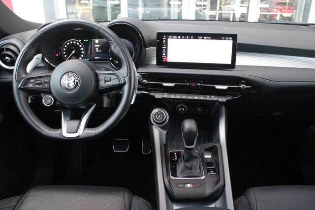 Alfa Romeo Tonale 1.5T Hybrid 160PK VELOCE | AFNEEMBARE TREKHAAK | PREMIUM PACK: LEDEREN BEKLEDING/GEVENTILEERDE VOORSTOELEN/4-VOUDIG ELEKTRISCH VERSTELBARE LENDESTEUN VOORSTOELEN/ELEKTRISCH BEDIENBARE VOORSTOELEN/GEHEUGEN OP DE BESTUUDERSSTOEL/HOOGGLANS ZWARTE RAAMOMLIJST
