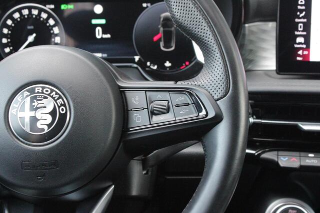 Alfa Romeo Tonale 1.5T Hybrid 160PK VELOCE | AFNEEMBARE TREKHAAK | PREMIUM PACK: LEDEREN BEKLEDING/GEVENTILEERDE VOORSTOELEN/4-VOUDIG ELEKTRISCH VERSTELBARE LENDESTEUN VOORSTOELEN/ELEKTRISCH BEDIENBARE VOORSTOELEN/GEHEUGEN OP DE BESTUUDERSSTOEL/HOOGGLANS ZWARTE RAAMOMLIJST